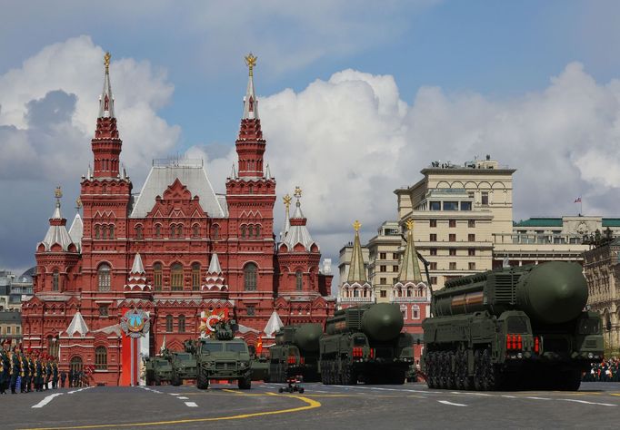 Terénní vůz pěchoty typu Tigr (vlevo) a mezikontinentální balistické rakety RS-24 Jars.