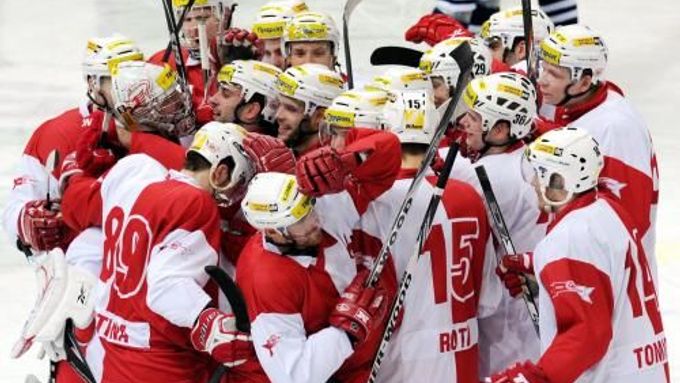 Radost hokejistů Slavie po výhře nad Plzní