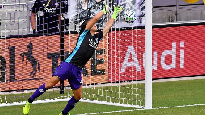 Obránce Orlanda Rodrigo Schlege cyhatá penaltu v zápase MLS s týmem New York City FC