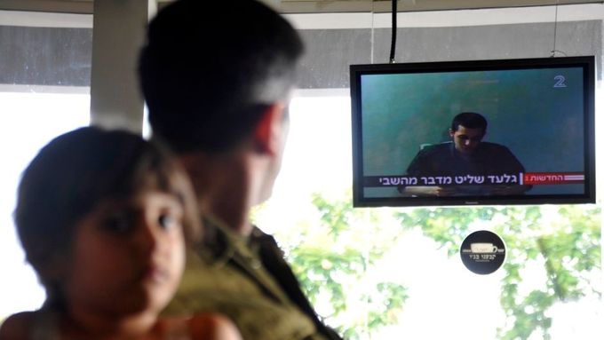 Izraelský voják Gilad Šalit v televizním vysílání.
