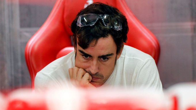 Fernando Alonso přemýšlí, jak pomoci Ferrari k pokoření historického rekordu McLarenu i v boji s Mercedesem o druhé místo v Poháru konstruktérů.