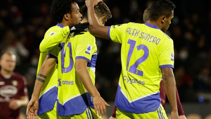 Paulo Dybala a Alex Sandro, Juan Cuadrado slaví gól Juventusu