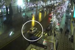 Cizinec ujížděl strážníkům v protisměru, zastavili ho až na Václavském náměstí. Nadýchal 1,2 promile