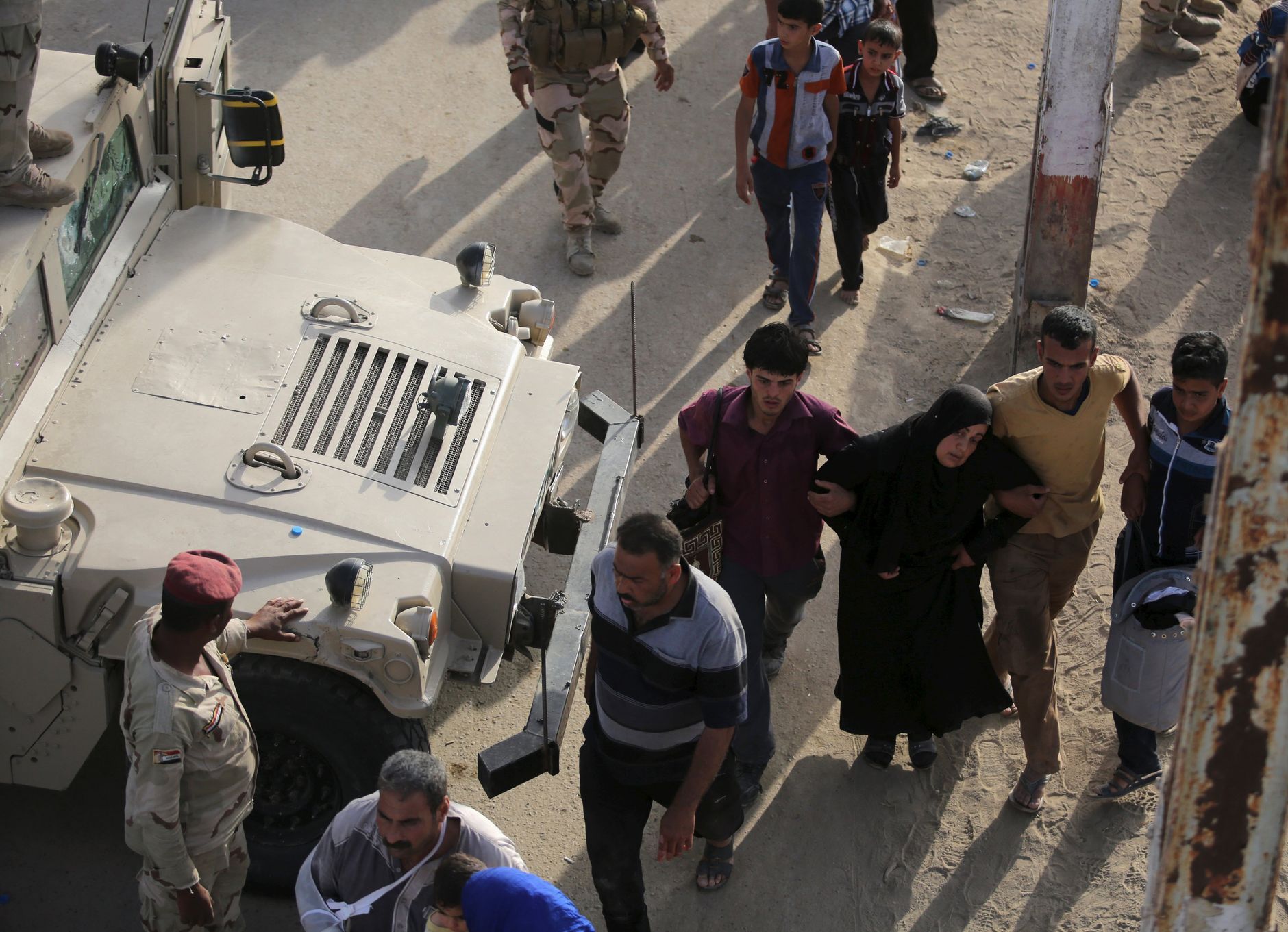 Obyvatelé prchající před IS z iráckého Ramadi