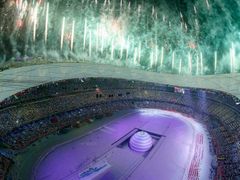 Ohňostroj nad Národním stadionem při zahájení olympiády v Pekingu.