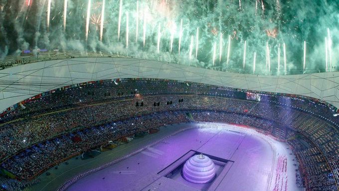 Ohňostroj nad Národním stadionem při zahájení olympiády v Pekingu.