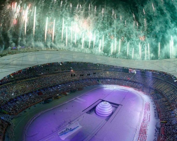 Ohňostroj nad Národním stadionem při zahájení olympiády v Pekingu.