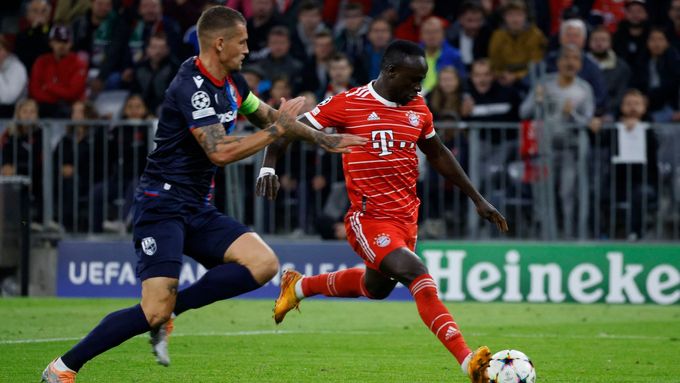 Sadio Mané v souboji s Lukášem Hejdou před třetím gólem Bayernu.