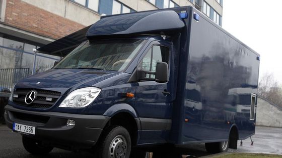 Policejní auto s GPS systémem