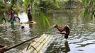 BANGLADESH-FLOODS/ Description: A boy jumps into floodwaters in Kurigram July 3, 2012. At least 100 people have died and hundreds of thousands of people are marooned as floods triggered by heavy rains spread across Bangladesh. REUTERS/Andrew Biraj (BANGLADESH - Tags: DISASTER ENVIRONMENT) Published: Čec. 3, 2012, 10:24 dop.