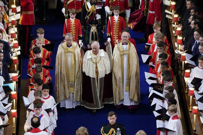 Král Karel přichází na korunovaci do Westminsterského opatství.