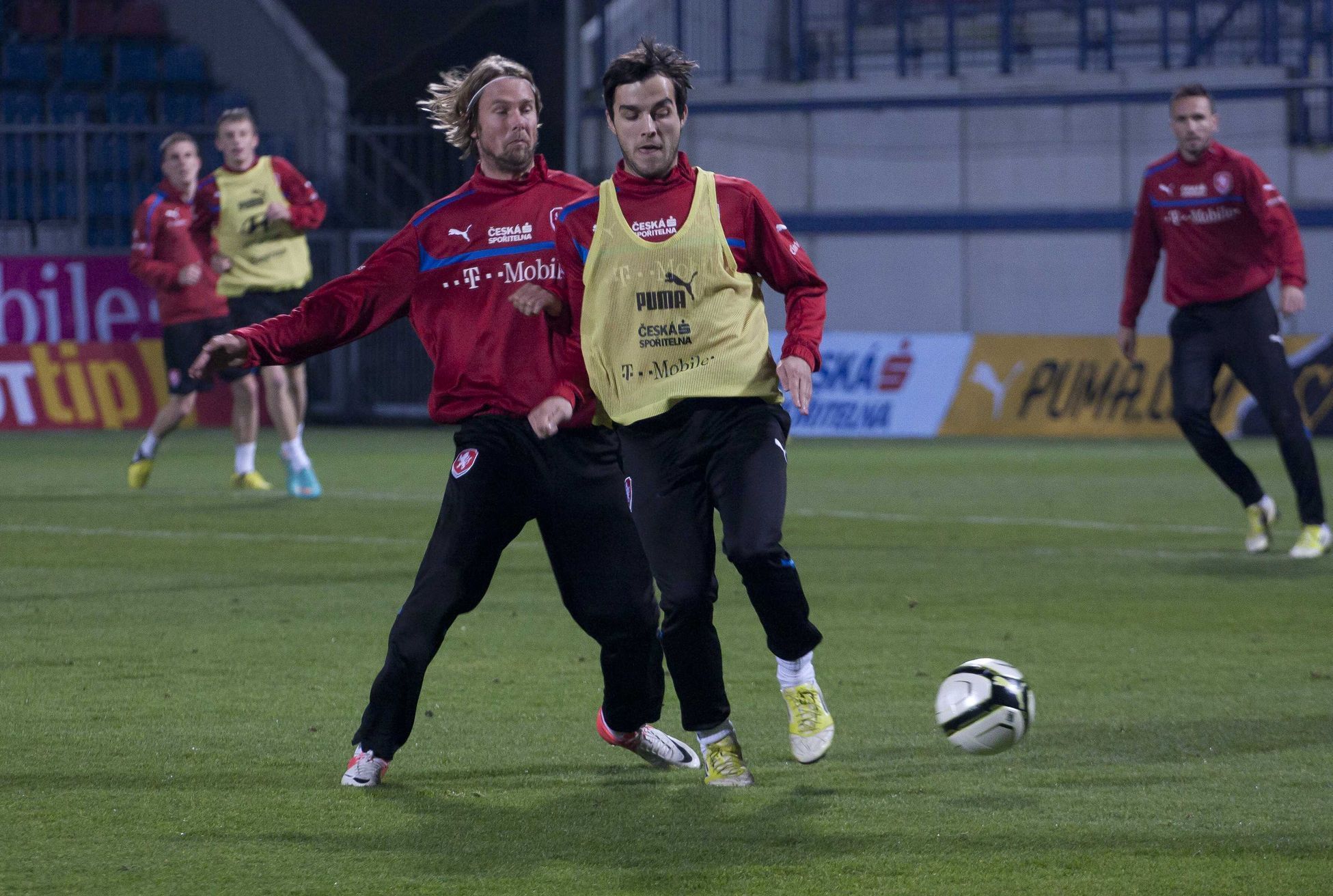 Čeští fotbalisté Jaroslav Plašil a Martin Pospíšil na tréninku před přátelským utkáním se Slovenskem v Olomoucu v listopadu 2012.