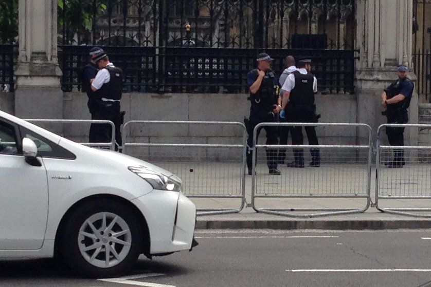 Policie zatýká muže před parlamentem v Londýně.
