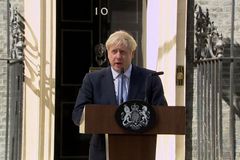 Dohoda Mayové o brexitu je "mrtvá", prohlásil Johnson. Slibuje pokus o novou