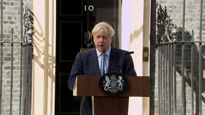 Premiér Boris Johnson dorazil do Downing Street 10. Lidi, kteří vsadili proti Británii, přijdou o úspory, řekl v prvním projevu.