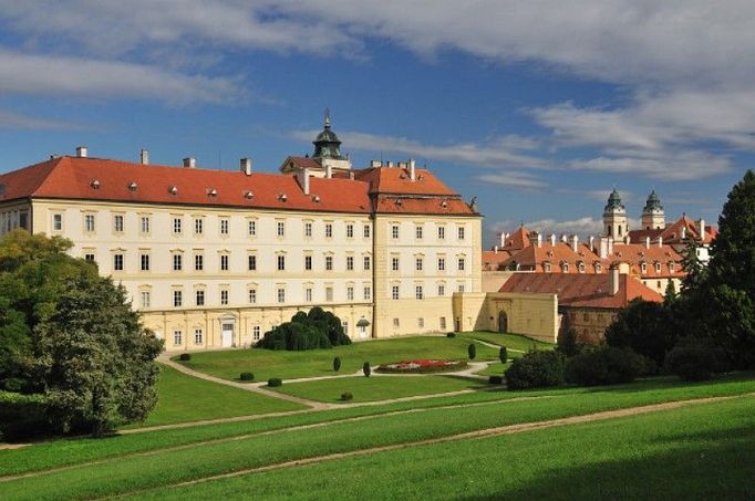 Zámecký park se vyvíjel od formálních zahrad za zámkem s vrcholem v 18. století. Po té byla formální struktura zahrad nahrazena současným krajinářským parkem. Je zde amfiteátr, původně využívaný jako vinohrad. Rostou zde výjmečné stromy smutečního jerlínu japonského, dřezovec trojtrnný, za zámkem je zajímavá skupina borovic černých. Zámecký park je proptipólem rovinného parku v Lednici, jeho kompozice využívá jedinečných terénních modelací. Pokud zatím neznáte tento park, je zde co objevovat. Doprovodné akce Komentované prohlídky v Bylinkové zahradě od 13, 14, 15 hodin. Večerní koncert v 19:00 se pěveckým sborem Virtuosi di Mikulov. Druhá část koncertu bude zahájena 20:30 na louce Hubertce v Lednici. Text byl převzat ze stránek www.vikendotevrenychzahrad.cz  Více informací o uvedené zahradě můžete naleznout ZDE .