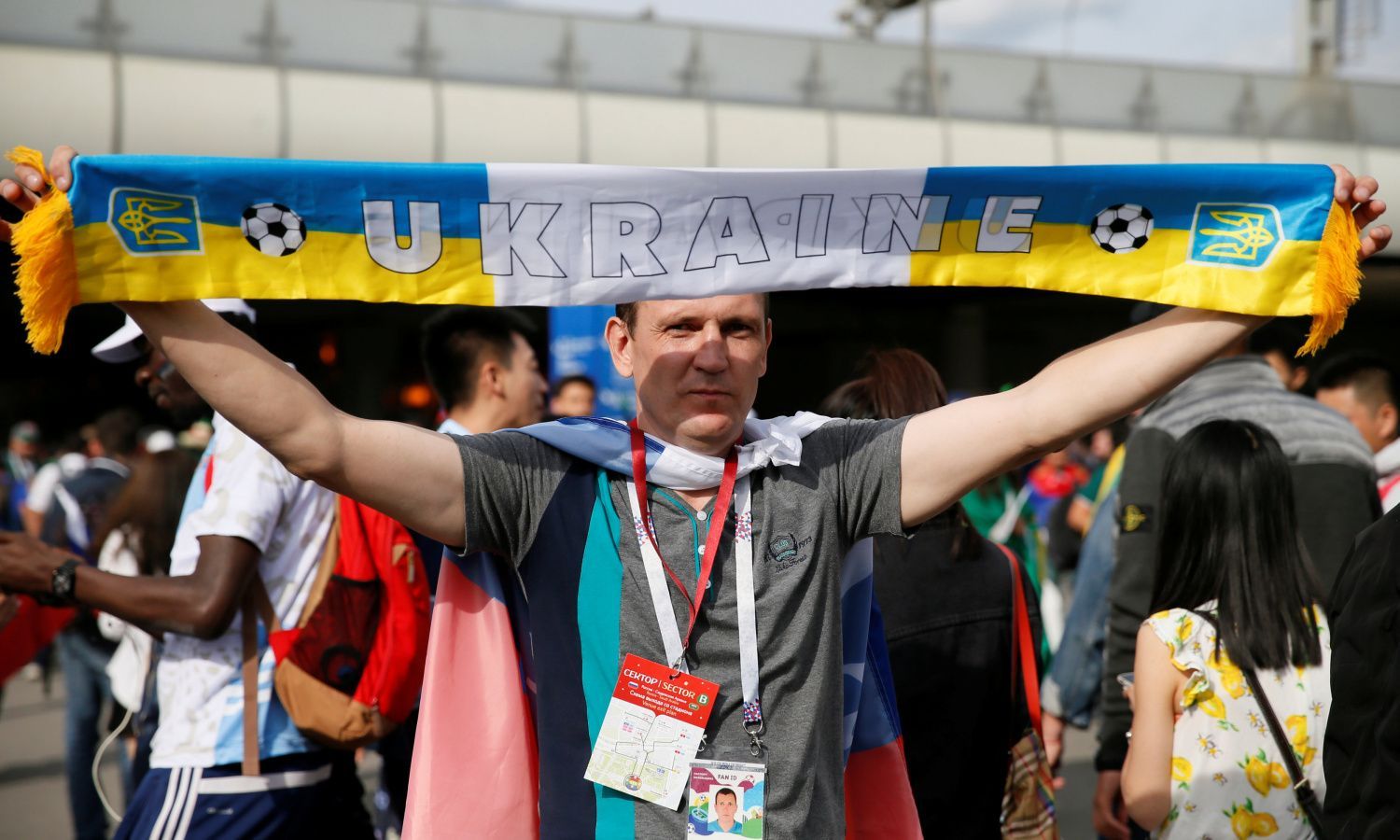 Fanoušek s ukrajinskou šálou na zápase MS 2018 Rusko-Saúdská Arábie