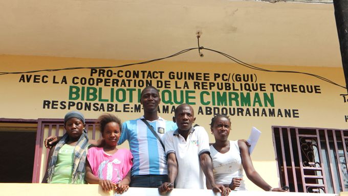V Guineji stojí díky organizaci i knihovna pojmenovaná po legendárním Járovi Cimrmanovi.