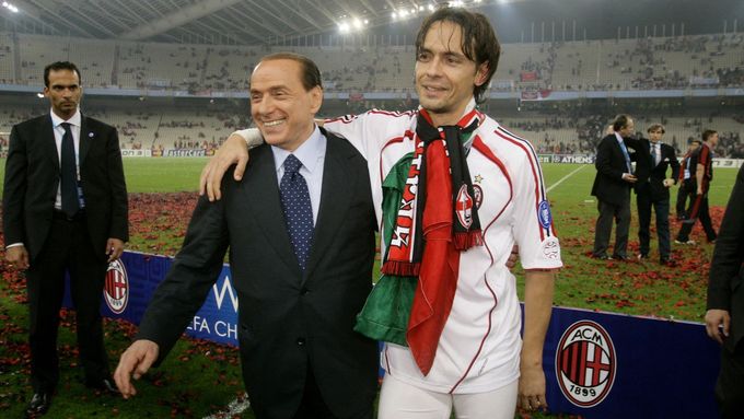 Silvio Berlusconi jako šéf klubu s útočníkem Filippem Inzaghim po vítězném finále Ligy mistrů 2007