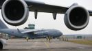 A broken down Royal Air Force C-17 stands in the foreground as another prepares to be loaded with French military equipment at Evreux in northern France, January 14, 2013. Britain is lending logistical support to France as it sends troops and military equipment to Mali. REUTERS/Andrew Winning (FRANCE - Tags: MILITARY POLITICS) Published: Led. 14, 2013, 5:56 odp.