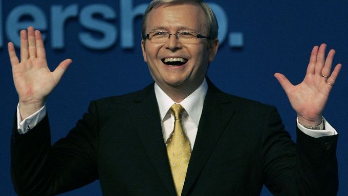 Budoucí australský premiér Kevin Rudd má k úsměvu důvod - labouristé se po 11 letech vracejí k moci