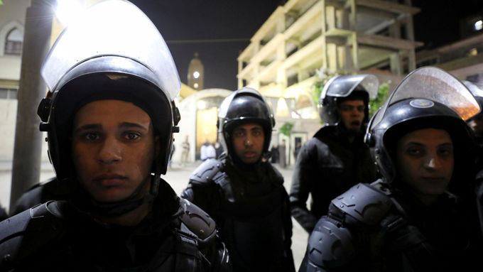Egyptští policisté u koptského kostela, kde útočili islamisté.