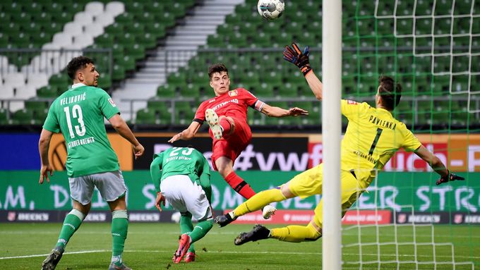 Hvězda Leverkusenu Kai Havertz překonává Jiřího Pavlenku.