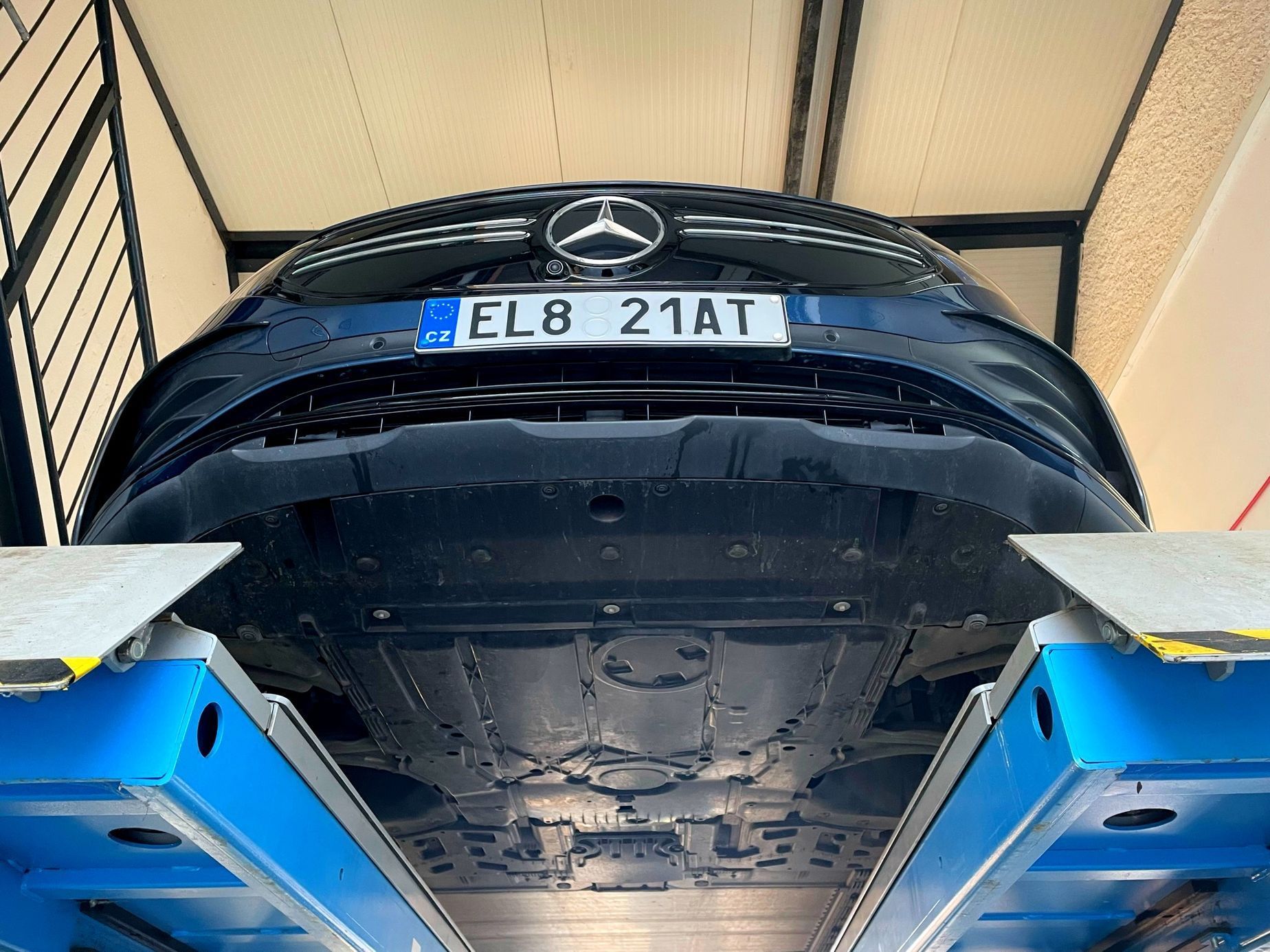 Mercedes-Benz EQB, elektromobil, servis, zvedák, autoservis, oprava, kontrola auta
