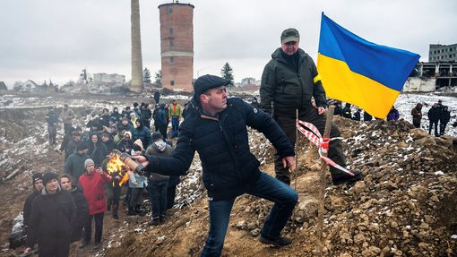 Výcvik ukrajinských civilistů v házení zápalných láhví. Žytomyr, Ukrajina, 1. 3. 2022