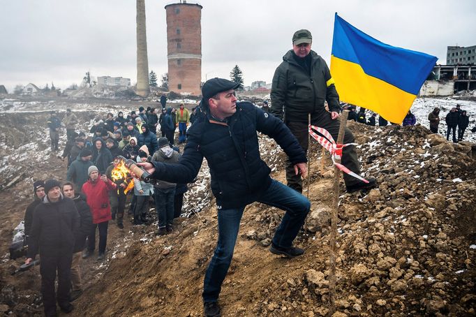 Výcvik ukrajinských civilistů v házení zápalných láhví. Žytomyr, Ukrajina, 1. 3. 2022