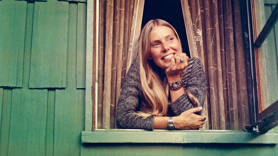 Přišla o děti, dvakrát se učila znovu chodit. Nezlomná Joni Mitchell slaví 80 let