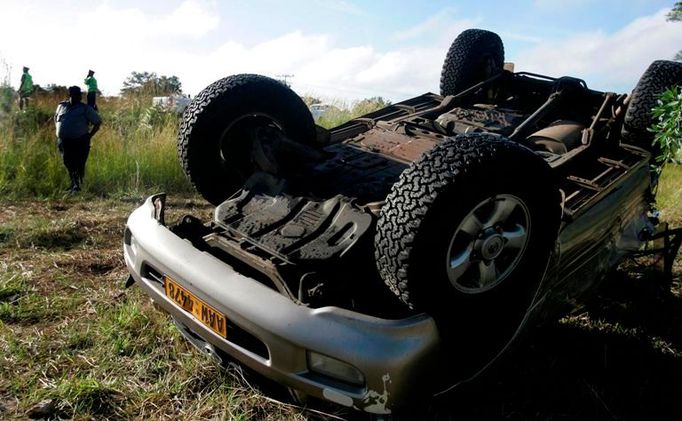 Do auta zimbabwského premiéra narazilo nákladní auto. Morgan Tsvangirai byl zraněn, jeho žena zemřela.