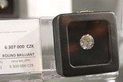 Pár požádal u Cartiera o 'nejdražší prsten' a ukradl ho