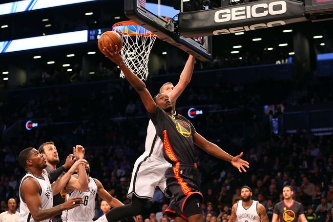 NBA, Golden State - Brooklyn: Harrison Barnes (40) - Mason Plumlee (1)