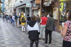 Česko je na pokraji karantény, vláda zakročila moc pomalu, píší světová média