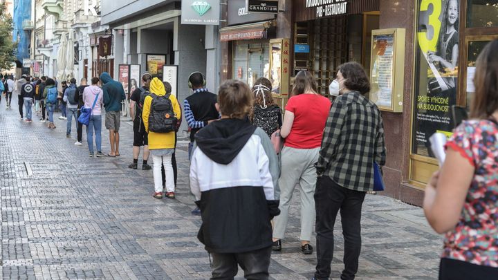 Česko je na pokraji karantény, vláda zakročila moc pomalu, píší světová média