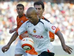 Uruguayec Mario Regueiro z Valencie kontroluje míč před Carpinterem z Alavesem.