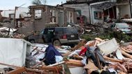 Nabízíme vám pohled na jedno z míst, kde udeřilo tornádo. Předměstí alabamského města Birmingham - Pratt City.