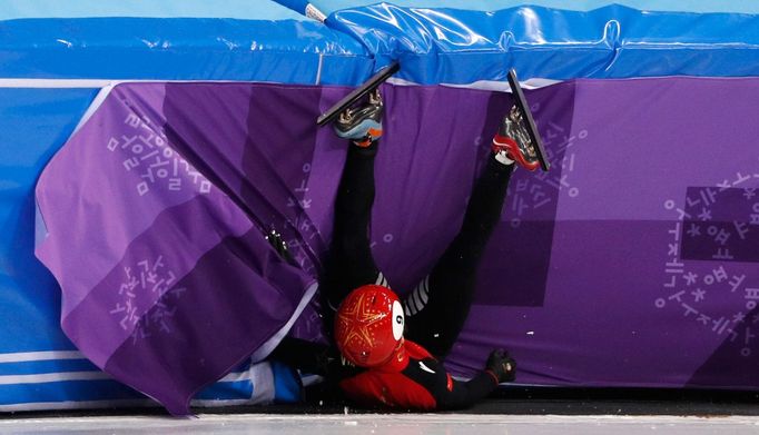 ZOH 2018, short track 1500 M: Chan Tchien-jü padá