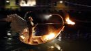 An artist from the French performance group called Ilotopie performs in an aquatic show "MetaMorPhosiS Aquaticae" on the Cannaregio Canal during a parade as part of the opening ceremony of the Venice carnival January 26, 2013. REUTERS/Alessandro Bianchi (ITALY - Tags: SOCIETY) Published: Led. 26, 2013, 8:33 odp.