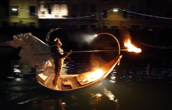 An artist from the French performance group called Ilotopie performs in an aquatic show "MetaMorPhosiS Aquaticae" on the Cannaregio Canal during a parade as part of the opening ceremony of the Venice carnival January 26, 2013. REUTERS/Alessandro Bianchi (ITALY - Tags: SOCIETY) Published: Led. 26, 2013, 8:33 odp.