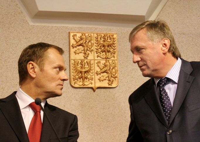 Donald Tusk a Mirek Topolánek na tiskové konferenci po společném jednání v Hrzánském paláci.