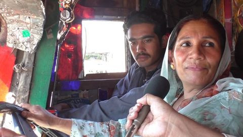 První Pákistánka, která má řidičský průkaz na kamion, zaučuje mladé
