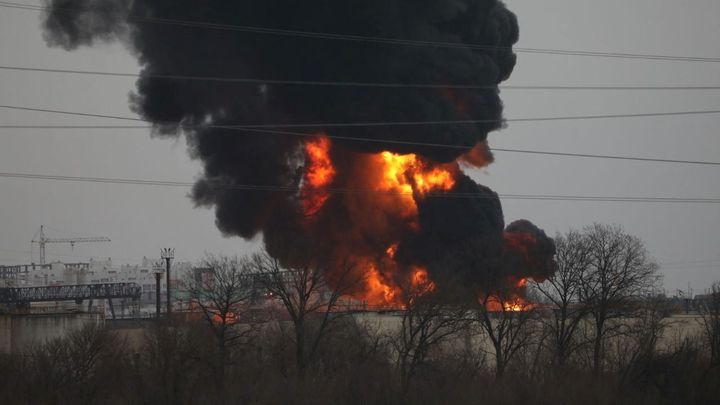 Ruský sklad paliv dál hoří. Poškozuje to mírová jednání, tvrdí Kreml a mluví o útoku; Zdroj foto: Reuters