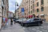 Většina parkovacích míst v centru Prahy je vyhrazena rezidentům.
