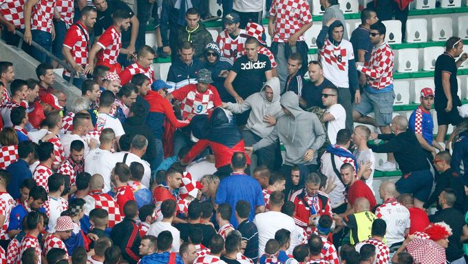 Řádění chorvatských fanoušků během zápasu Chorvatska s Českem.