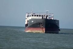 Záběry obří krádeže? Rusové naložili v Mariupolu loď plnou kovu a vezou si ho domů