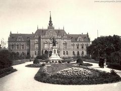 Historický snímek Německého domu na Moravském náměstí v Brně.