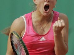 Česká tenistka Lucie Šafářová se hecuje v průběhu osmifinále French Open proti Rusce Anně Čakvetadzeové.