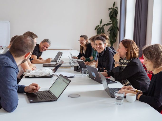 Program AI dětem podporuje kvalitní výuku informatiky na školách a pomáhá učitelům, kteří se chtějí naučit pracovat s nejnovějšími nástroji umělé inteligence.